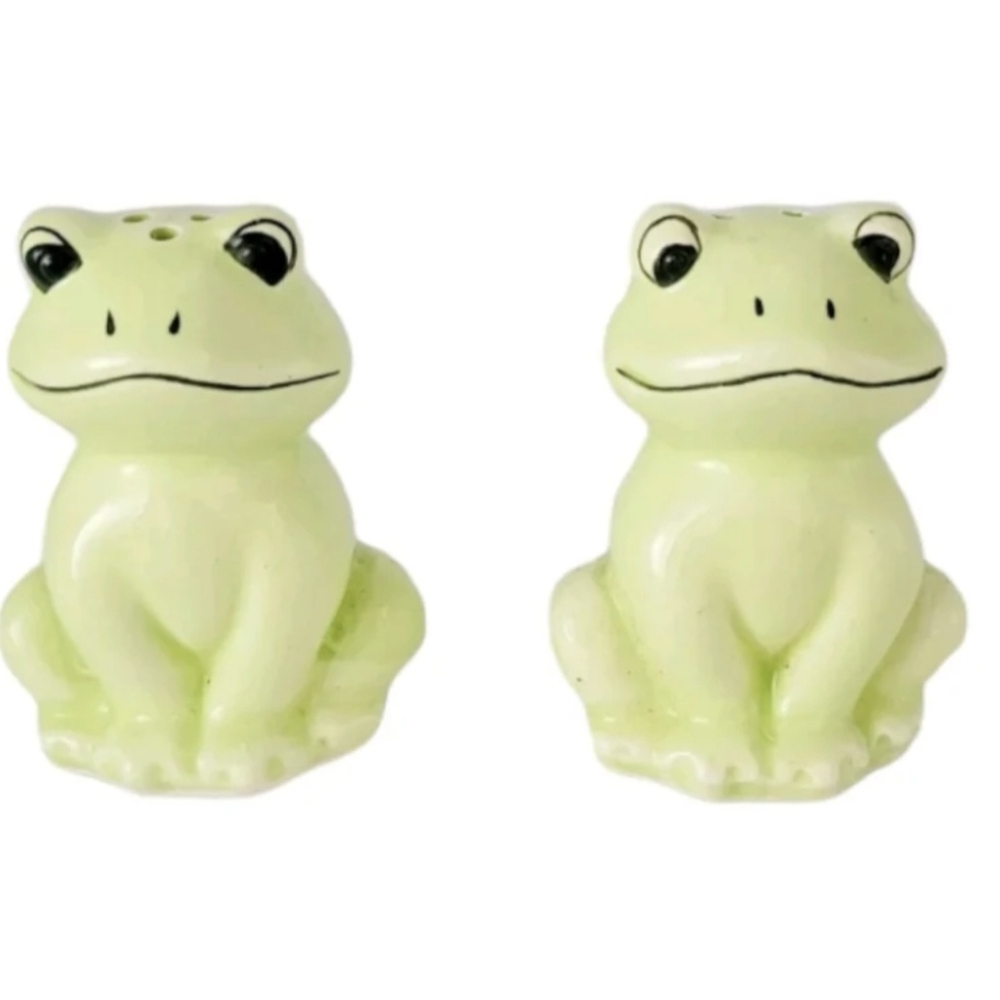 Vintage MIC Frogs Lime Green Salt And Pepper Shaker Set Taiwan ROC